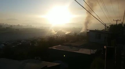 Columna de humo en el incendio de cinco casas