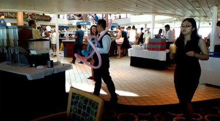 Las personas tranquilas en el crucero detenido en Puerto Cañaveral