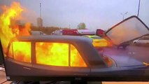 Sa voiture prend feu quand il allume une cigarette en conduisant !