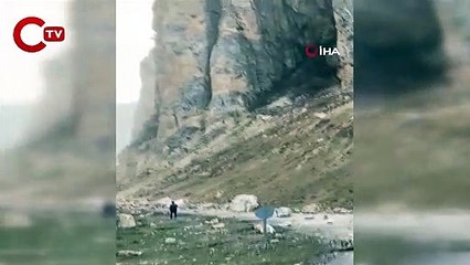 Deprem sonrası düşen kayalar yolu trafiğe kapattı