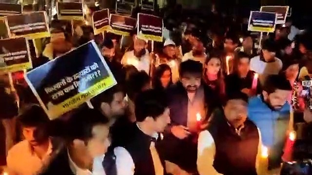युवा कांग्रेस नेताओं ने शहीद किसानों को श्रद्धांजलि के लिए निकाला कैंडल मार्च