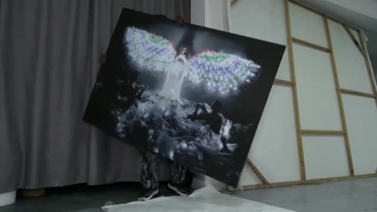 Arte reciclado hecho con botellas de plástico para concienciar sobre su contaminación