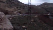 Hınıs Köprüköy kara yoluna düşen kaya parçaları yolu kapattı (3)