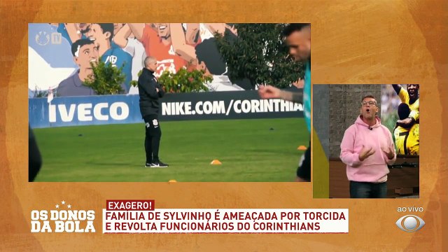 A pressão da torcida do Corinthians para a saída de Sylvinho passou dos limites. A filha do treinador relatou que sofreu ameaças e ofensas através das redes sociais. Falta de respeito!#OsDonosDaBola #Sylvinho