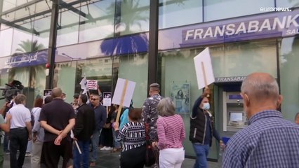 فيديو: لبنانيون أودعوا أموالهم في بنك يحاولون اقتحامه ويصطدمون مع الشرطة في بيروت