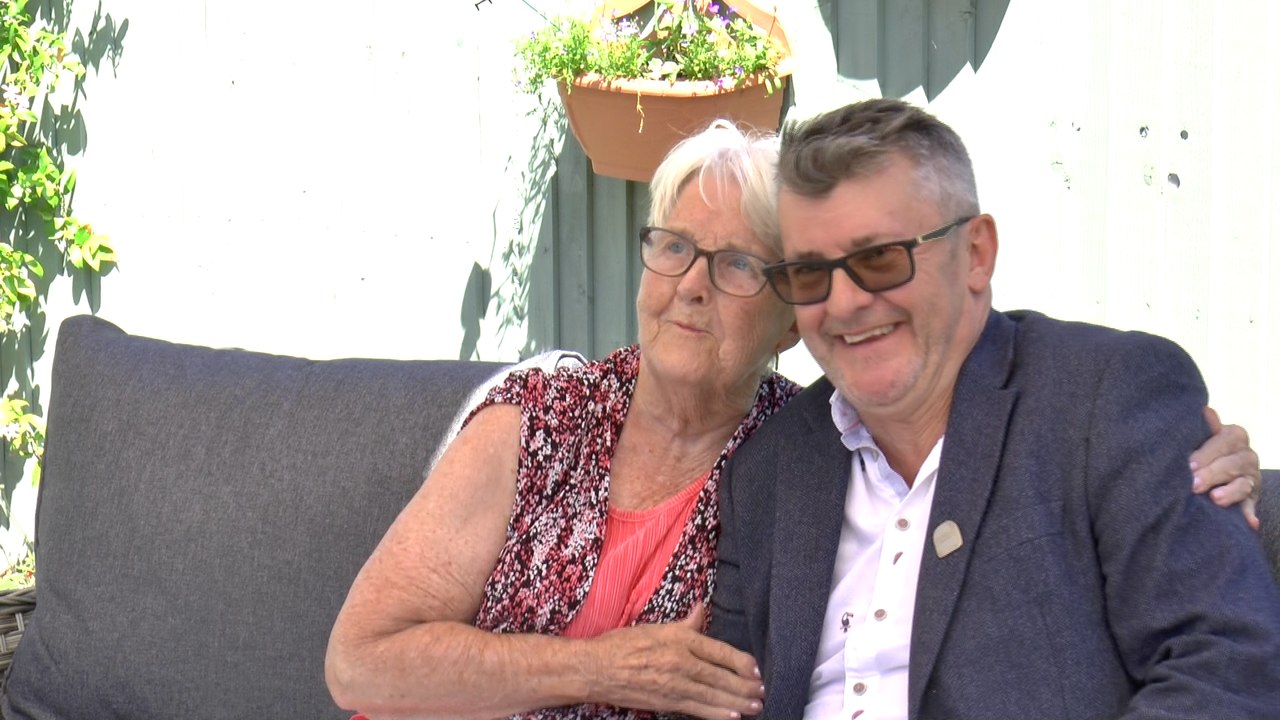 Famous comedian Joe Pasquale pays a visit to Ro...
