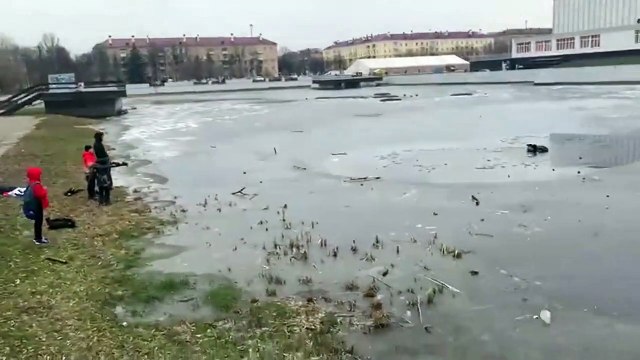 Un enfant chute dans un lac gelé... Sauvetage de justesse