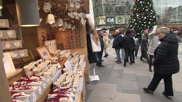 Aria di festa a Budapest. Tornano i mercatini di Natale tra regali e green-pass