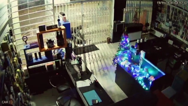 Loja é arrombada e notebooks são levados em ação flagrada por câmeras