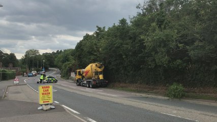 Roads closed after lorry crashes into cars in Cuxton