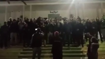 القصرين الليلة: غضب وصدمة وتمرد . اعتصام داخل مقر الولاية واصحاب الشهائد يرفعون شعارات رافضة لاسقاط قانون 38