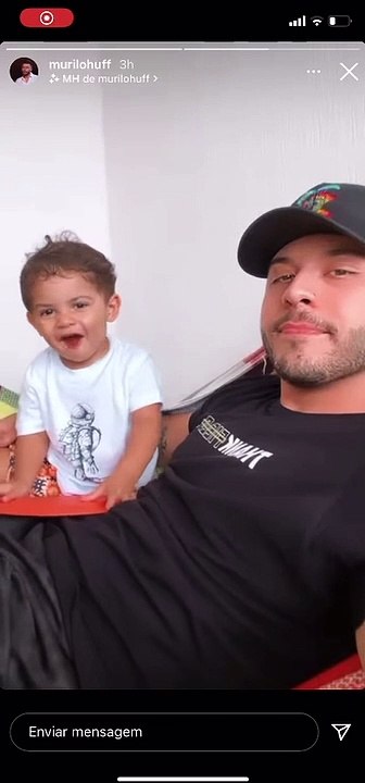 Filho de Marília Mendonça encanta web colo do pai; veja