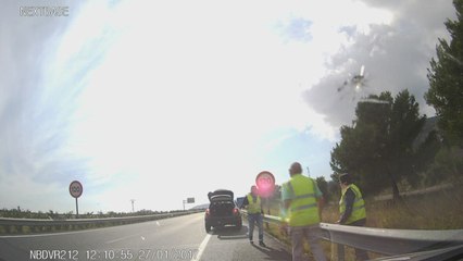 Shocking moment man steals handbag from Kent couple's car