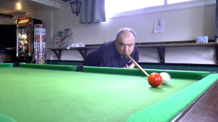 Kent pool sensation plays by using cue in his mouth