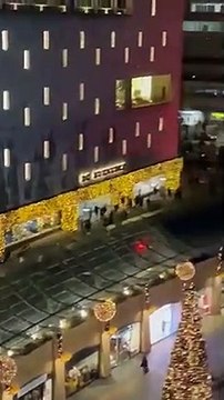 Aşı karşıtları ortalığı savaş alanına çevirip, polis araçlarını yaktı