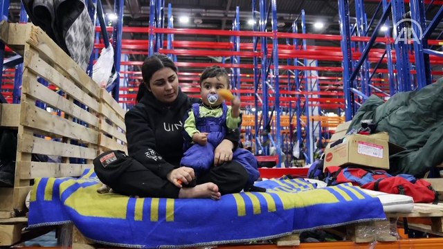 Belarus-Polonya sınırındaki göçmenler bekleyişlerini kapalı alanda sürdürüyor