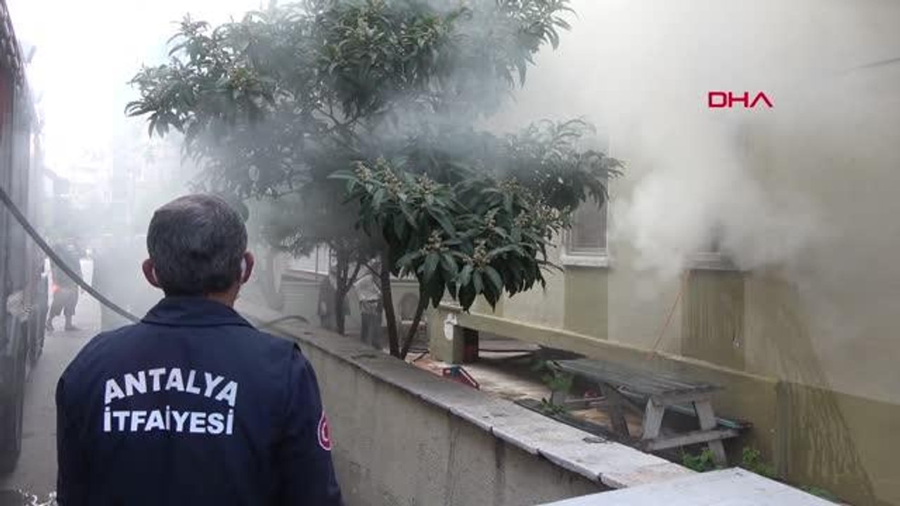 EVDE ÇIKAN YANGINA BAHÇE HORTUMUYLA MÜDAHALE