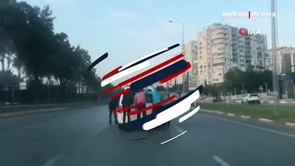 Antalya'da araca tutunarak ilerleyen patenci gençler polisi görünce şoke oldu