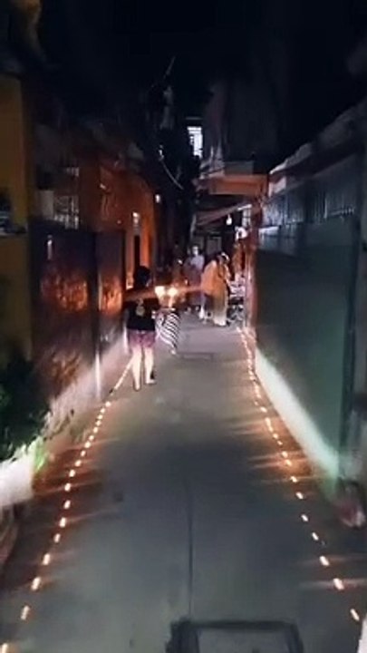 Nhiều người ra đi vì Covid, cả xóm thắp nến tưởng niệm