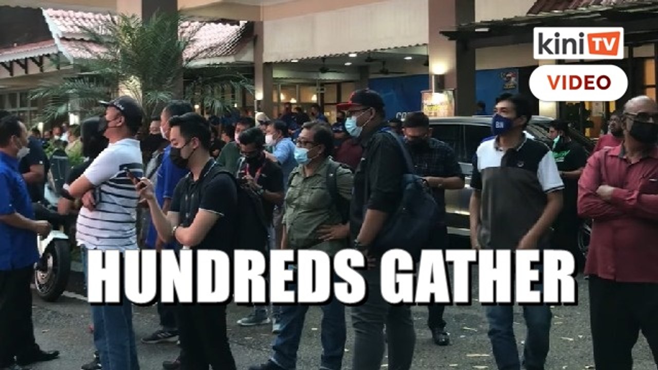 BN leaders, supporters gather at command centre in Ayer Keroh