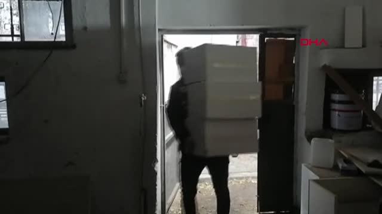Kayseri'de Kaçakçılık ve Organize Suçlularla Mücadele Şube Müdürlüğü ekiplerinin durdurduğu kamyonette 3 milyon 500 bin boş makaron ele geçirildi