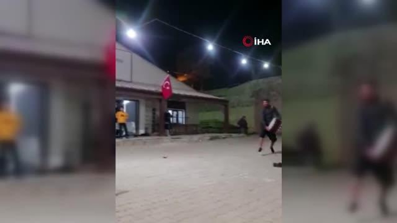 Akrobatik davulculardan ilginç şov: Ağzıyla bahşiş aldı, elektrik direğine tırmanıp kıyafetlerini yırttı