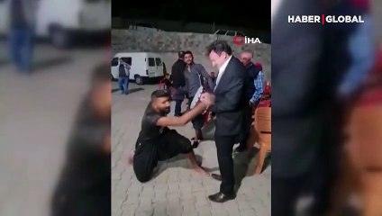 Kahramanmaraş'ta çılgın davulcuların ilginç şovu kamerada! Ağzıyla bahşiş aldı, elektrik direğine tırmanıp kıyafetlerini yırttı