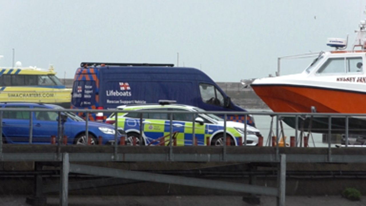Large wave washes people off Ramsgate pier
