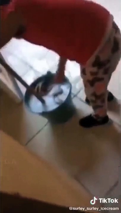 Este bebé quería ayudar a su mamá a hacer las tareas del hogar