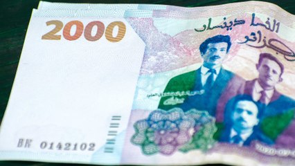 هبوط قياسي للدينار الجزائري أمام العملات الأجنبية.. لماذا؟