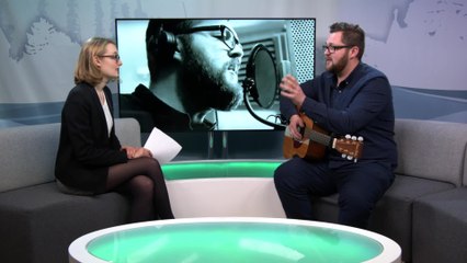 Steve Hewitt performs live in the studio