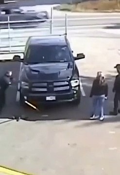 Cet homme très curieux a failli perdre la tête !