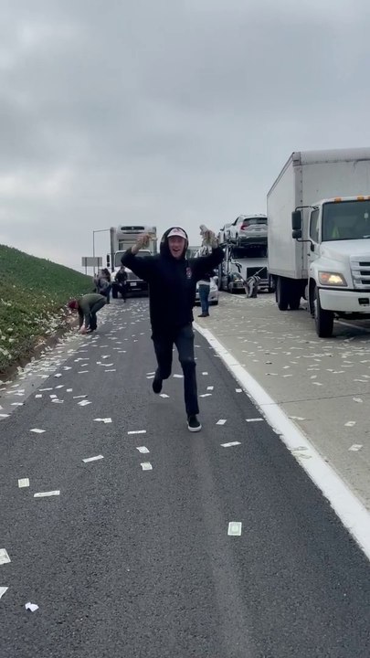 Billets de banque sur une autoroute