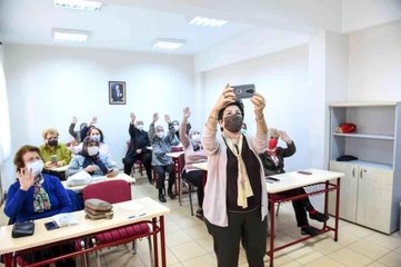 Son dakika haberleri | Yaş 80 demediler akıllı telefon öğrenip selfie çektiler