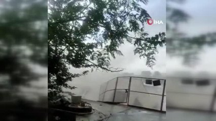 Hindistan'ı sel vurdu: 35 ölü, 100'den fazla kayıpSele dayanamayan 2 katlı ev yıkıldı