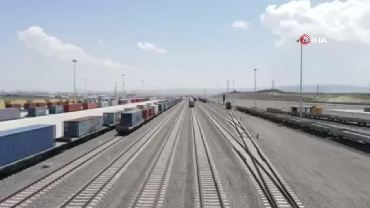 Bakan Karaismailoğlu: "Bakü-Tiflis-Kars demir yolunun açılmasıyla artık Uzak Doğu'dan Uzak Avrupa'ya kadar kesintisiz ortak koridordan demir yolu...