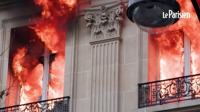 Les pompiers de Paris éteignent un impressionnant incendie près de l'Opéra Garnier