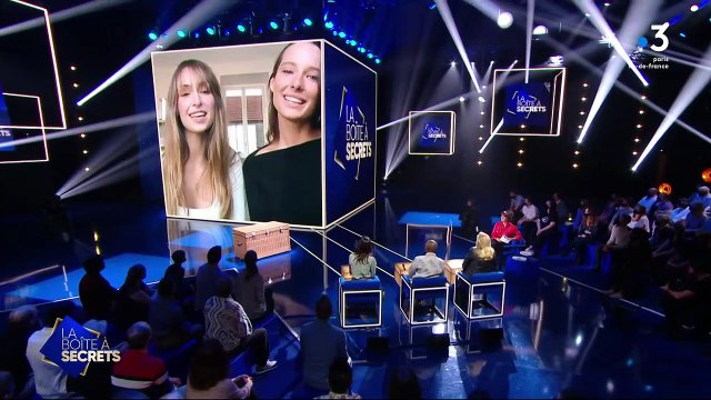 Sylvie Vartan découvre un message touchant de ses petites filles, Ilona et Emma Smet, dans l'émission La Boîte à secrets .