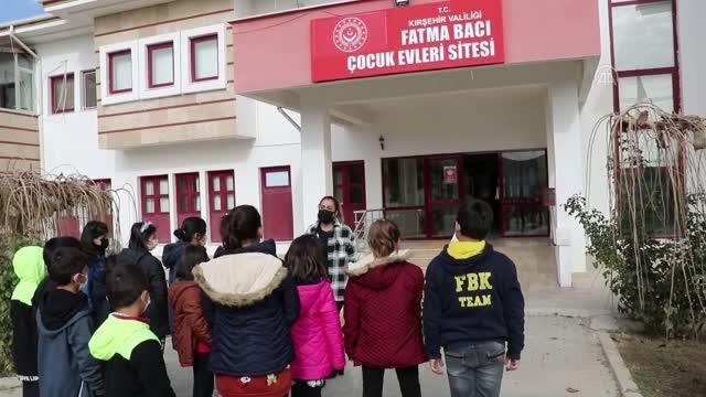Sevgi evlerinde kalan çocuklar jandarmayla bir gün geçirdi