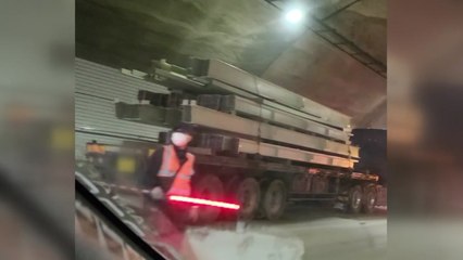 화물차 터널 사고로 정체...안갯속 갯벌 고립 사고도 속출 / YTN