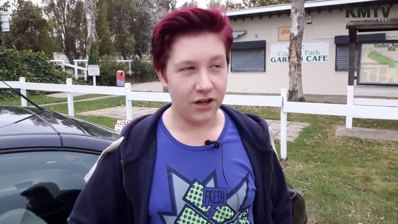 Robbie Williams comes to help fan who crashed car