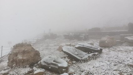 Nemrut Dağı'na mevsimin ilk karı düştü