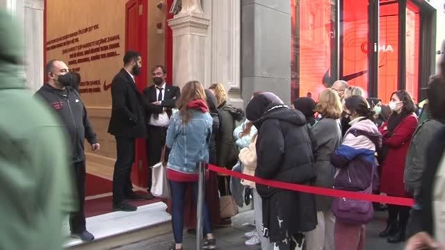 Tarihi Alkazar Sineması önünde uzun kuyruk oluştu