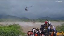 فيديو | مقتل وفقدان ثلاثين شخصاً على الأقل في فيضانات جرفت حافلات نقل في الهند