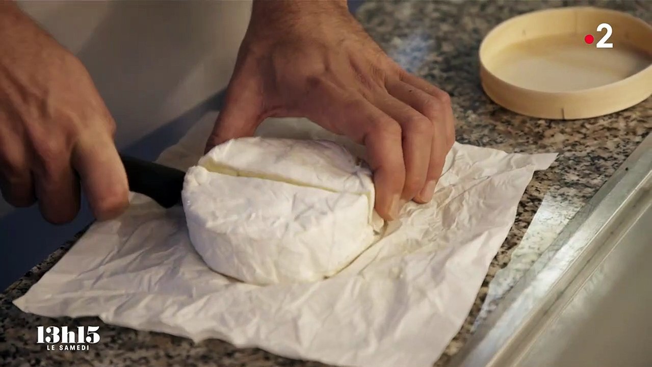 "Le camembert de Normandie doit rester au lait cru" : l'artisan fromager Pierre Coulon se bat à Camembert contre la pasteurisation