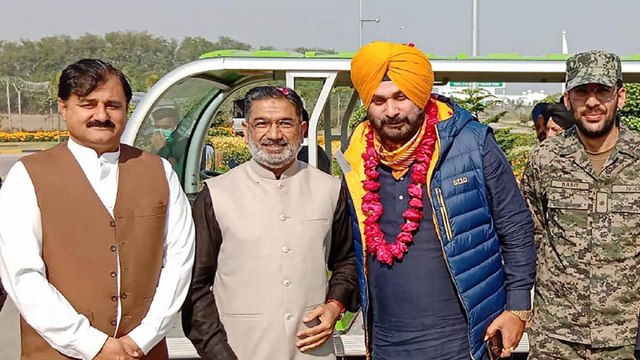 Politics on fire after Sidhu calls Imran Khan 'bada bhai'