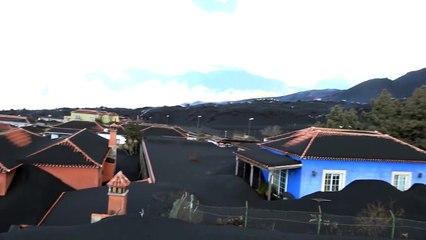 Mediciones de gases en el volcán de La Palma mientras se retira ceniza