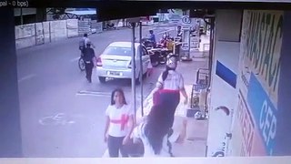 Câmera de segurança flagra homem furtando objetos de veículo no Centro de Itapipoca