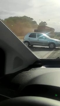 Caminhão canavieiro tomba na rodovia PR-323, trecho urbano de Umuarama