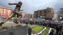 Maradona, che emozione la statua all'ingresso dello stadio: 